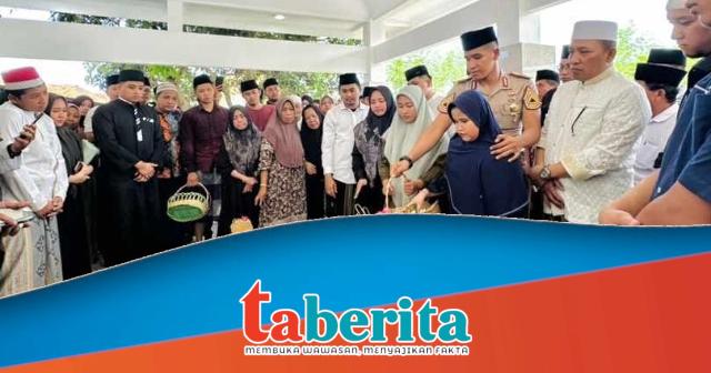 Ribuan Warga Sampang Hadiri Pemakaman Hj Mimin Slamet&nbsp;Junaidi