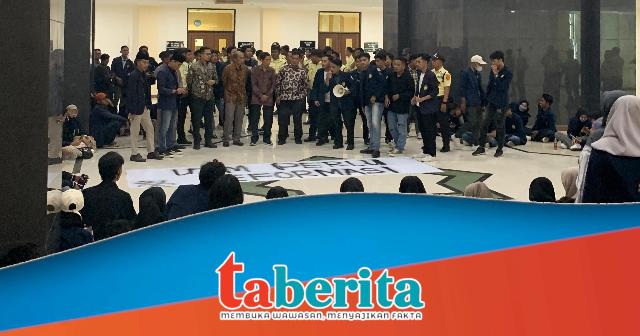 Buntut Problematika UKT, Ratusan Mahasiswa UTM Gelar&nbsp;Demonstrasi