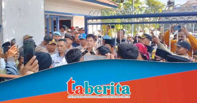 Diduga Tabrak Aturan, Pj Bupati Sampang Didemo BPD dan&nbsp;Masyarakat