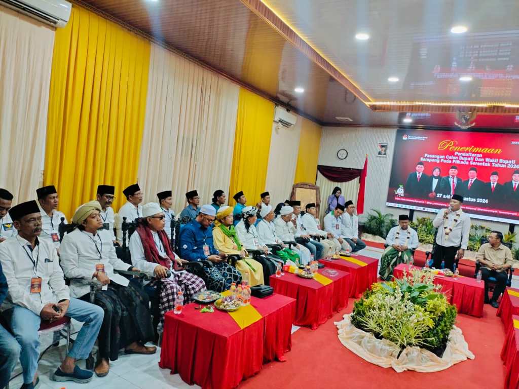 Diantarkan Ulama, Kiyai Dan Tokoh Masyarakat, Paslon Aba Idi-Ra Mahfud Mendaftar Ke KPU&nbsp;Sampang